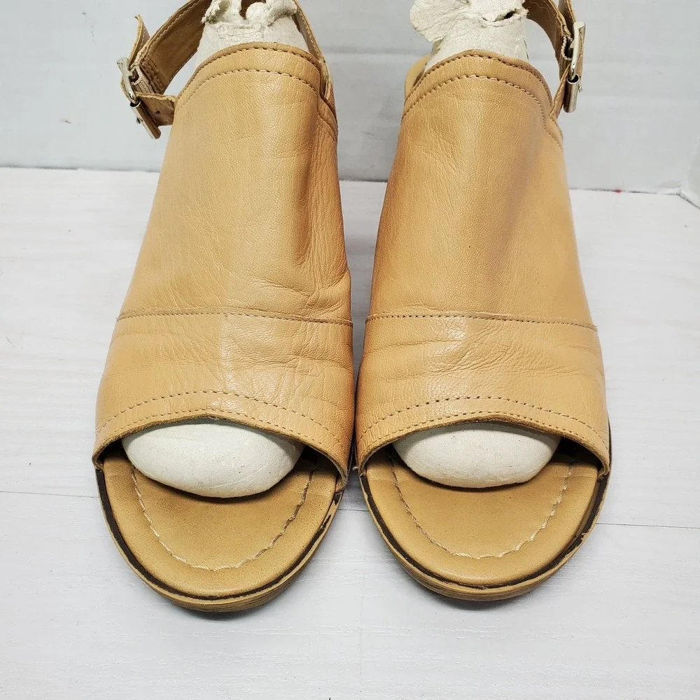 Sophia Milano Sandal Size 8 Leather Sling Back Open Toe Sandal Camel Tan Color